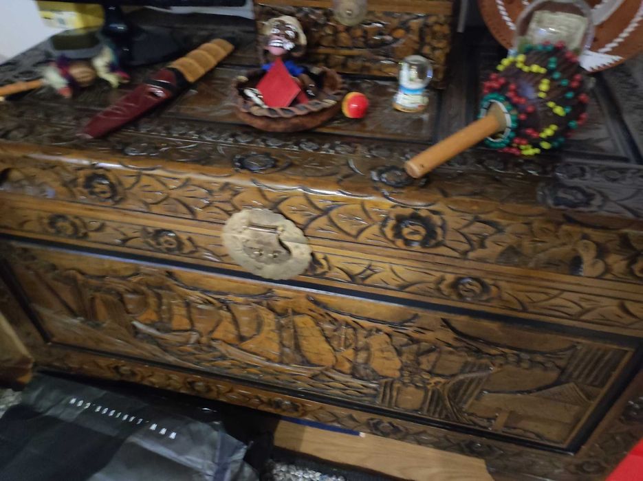 Arca trabalhada, de coleção, madeira (oferta báu mais pequeno)