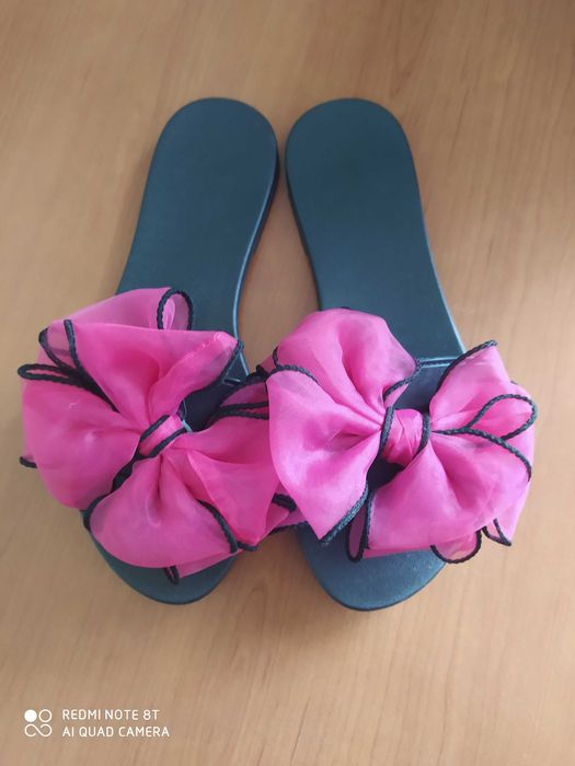 Eleganckie klapki z różowymi kokardkami