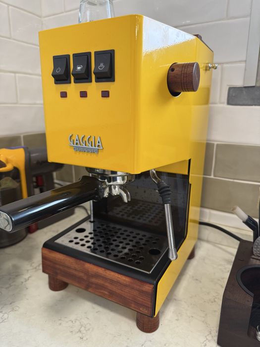 Gaggia Classic Pro Evo – Edição Amarela com Custom Wood em Bubinga