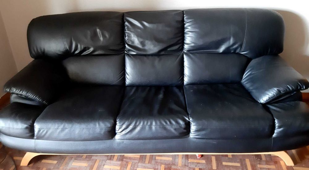 Conjunto de Sofás 2 e 3 lugares. Com estofo original em Napa e pés frontais em madeira.