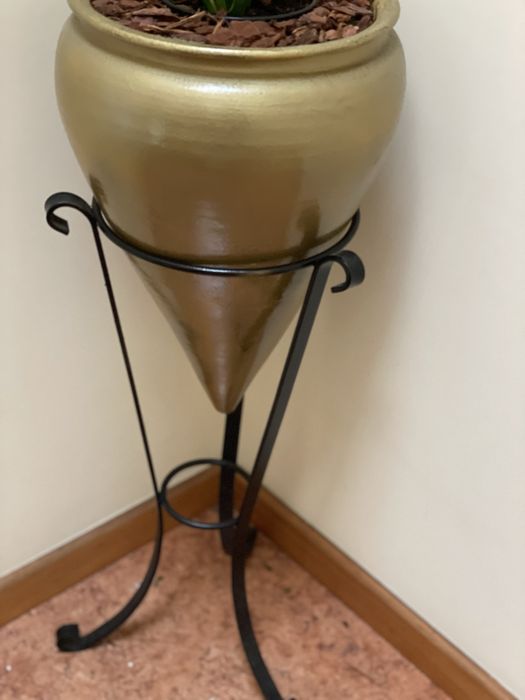 Vaso em barro com pe em  ferro