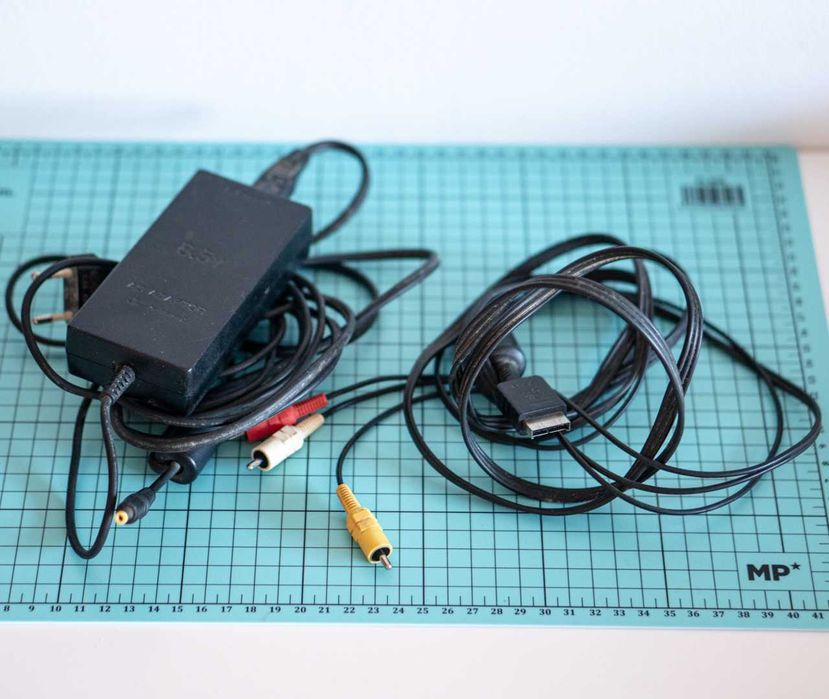 Consola PlayStation 2 Slim + 2 Comandos + 2 Memory Cards + 4 Jogos