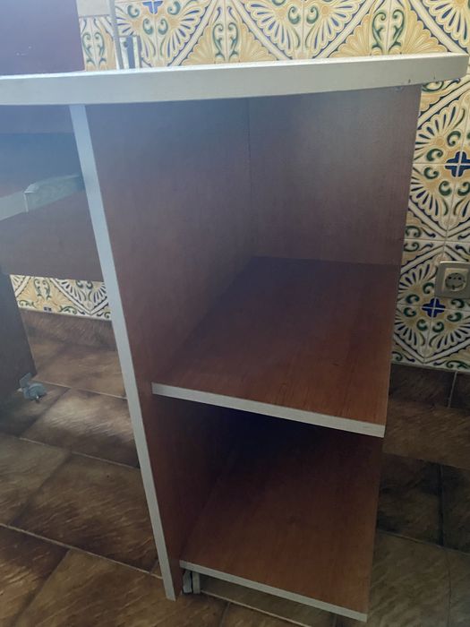 Secretária de escritorio com prateleiras e rodas