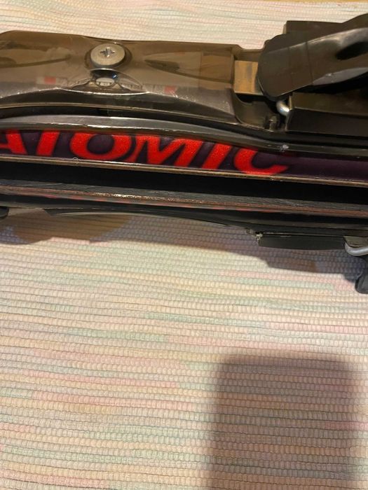 Skis ATOMIC usados em bom estado