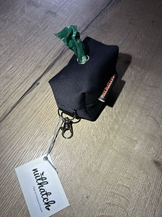 Czarne etui na psie kupoworki z karabinczykiem