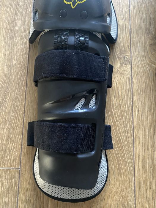 Nakolanniki FOX titan sport