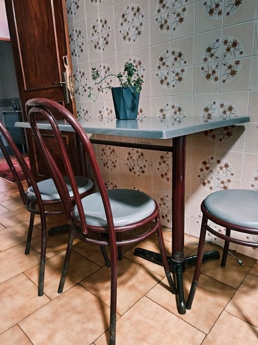 Mesa com quatro cadeiras de ferro em bom estado