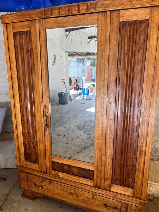 Móvel roupeiro antigo