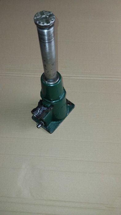 Podnośnik hydrauliczny  slupkowy prl 4t