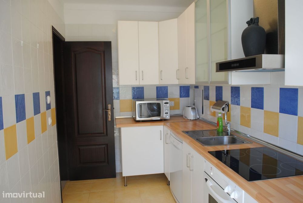 Apartamento T2 com terraço em Linda-a-Velha