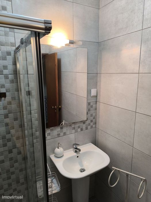Apartamento T3, parcialmente mobilado. Pragal - Almada.
