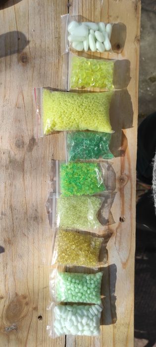 Koraliki ze szkła uranowego