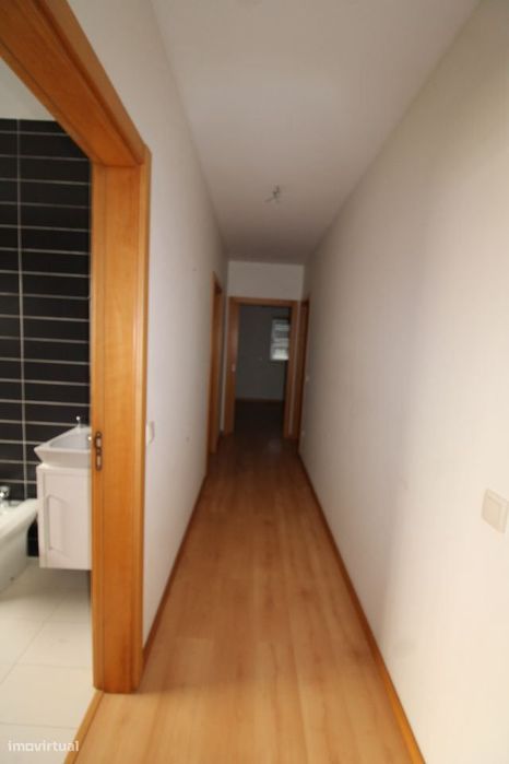 Apartamento T2 com parqueamento e vista de mar.  A 3 minutos da pra...
