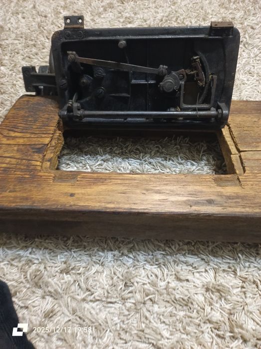 Старовина .Німецька швейна машинка.