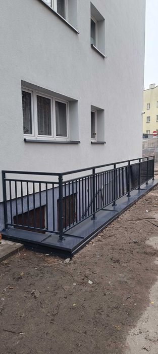 Balustrady balkonowe tarasowe schodowe stalowe pionowe tralkowe