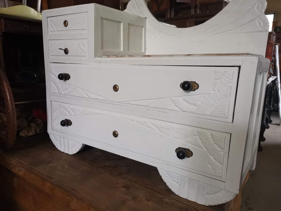 Móvel aparador e toucador Arte Nova
em bom estado com algumas mar