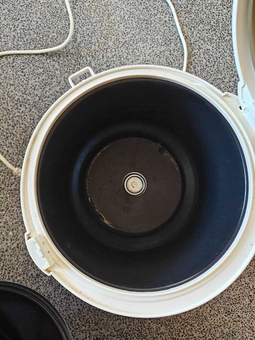 Máquina de Cozinha Multicooker Redmond com defeito