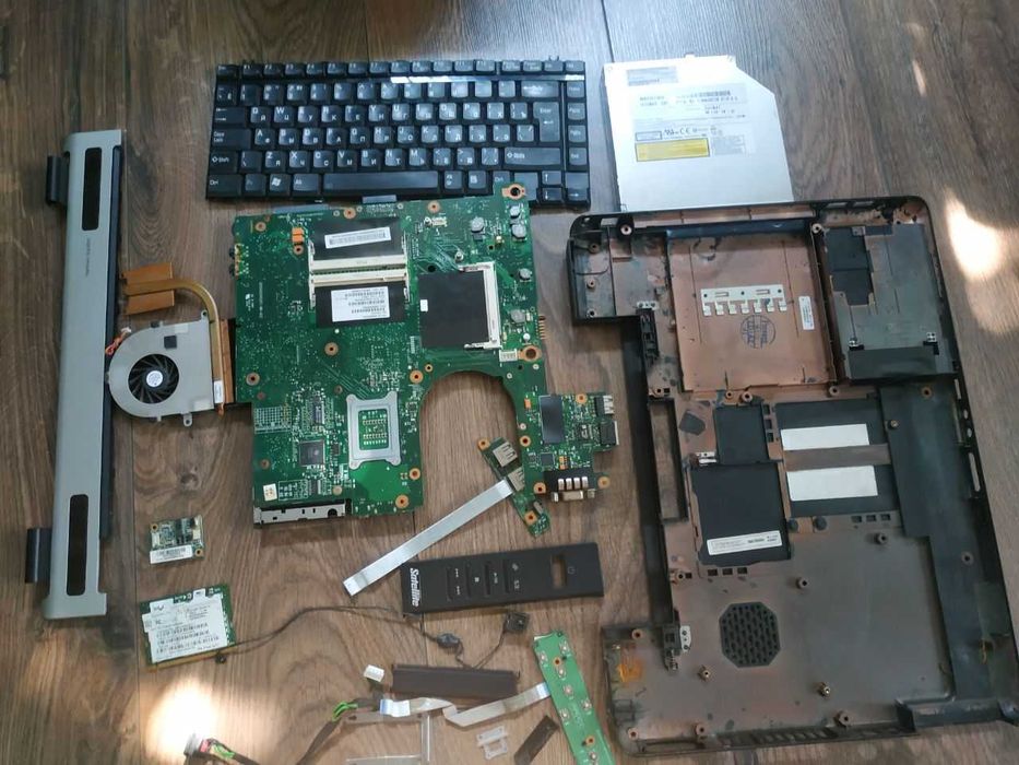 Экран в сборе и Комплект  запчастей Toshiba Satellite A100 / А105