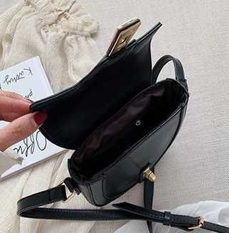 Modna listonoszka  na  lato