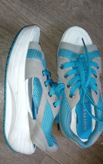 Кроссовки,Босоножки на танкетке размер 37