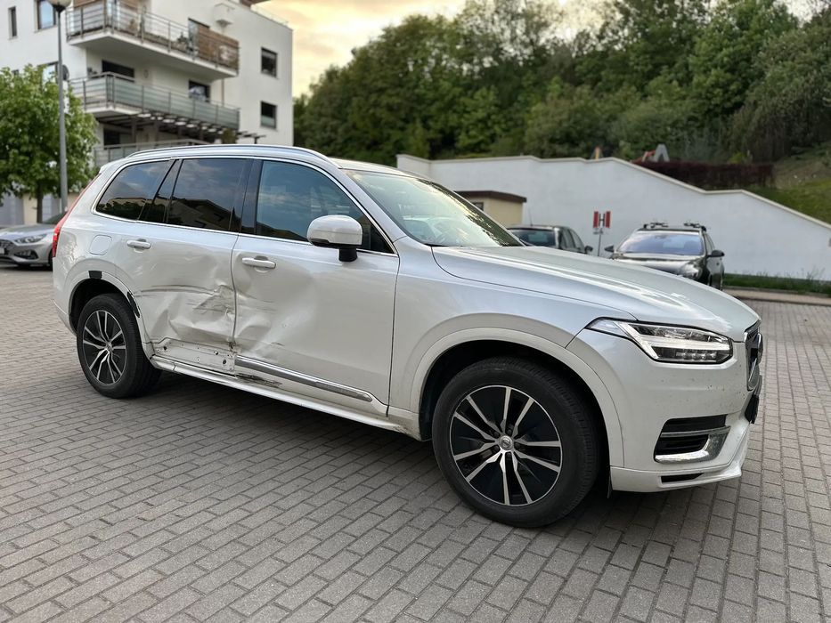 Volvo XC 90 7 os. mały przebieg, lekko uszkodzony