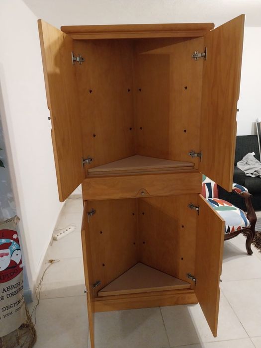 Móvel de canto em madeira