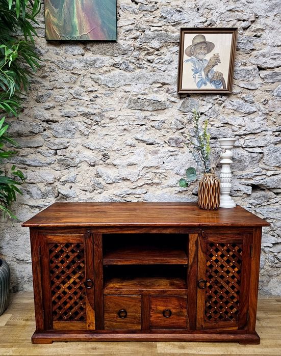 Komoda drewniana pod tv. Palisander, szuflady, ażurowe ozdoby.