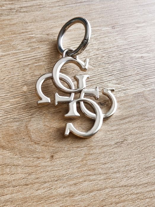 Zawieszka metalowa Guess