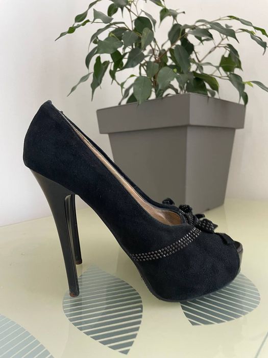 Замшеві туфлі. Туфлі на високих підборах.