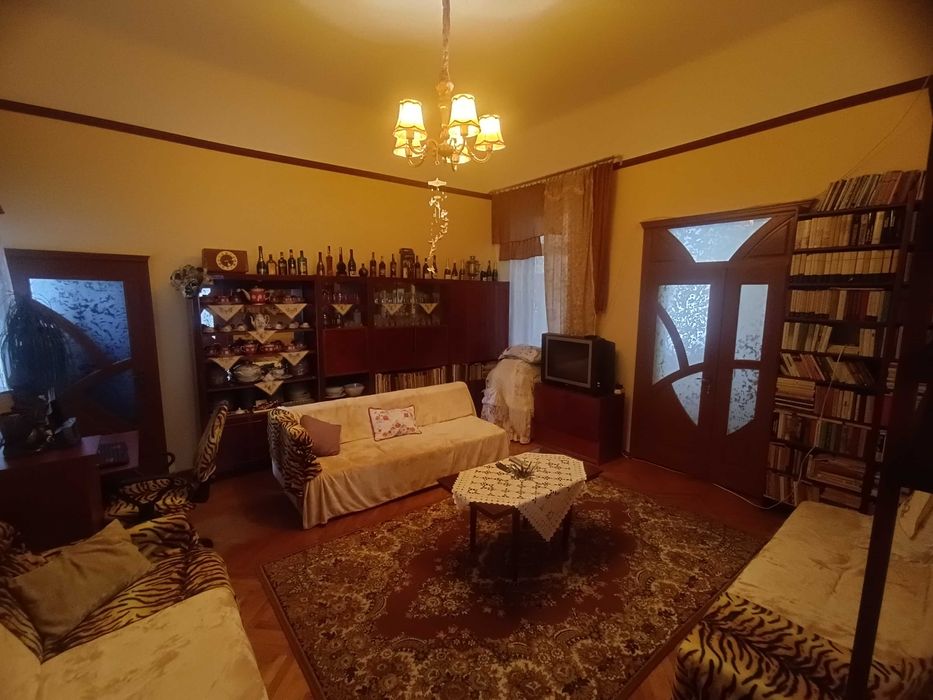 КВАРТИРА:94кв.м,ЦЕНТР,ІСТОРИЧНА ЗАБУДОВА,відмінний стан,підвал 45кв.м.