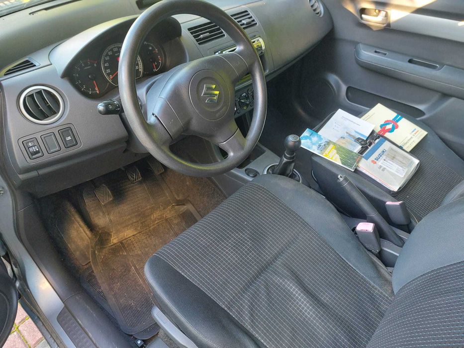 Suzuki Swift 1.3 benzyna grudzien/2005 rok.
