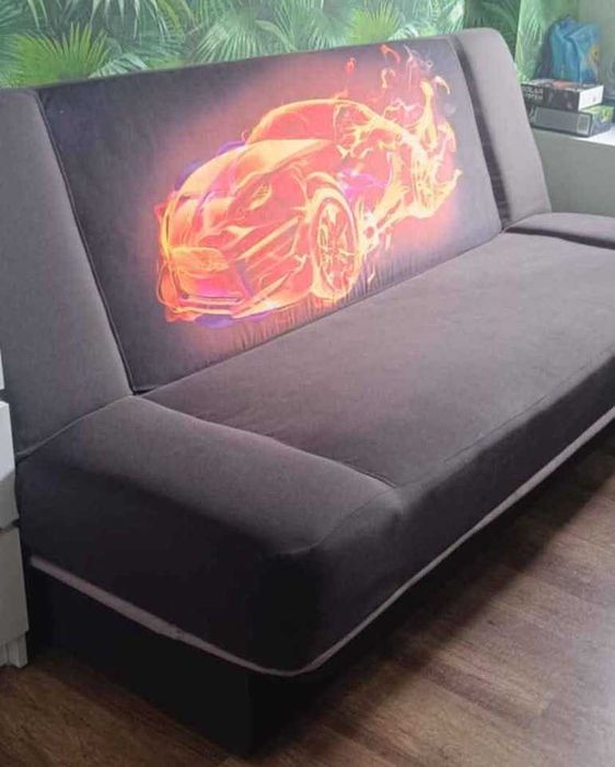 Wersalka, kanapa, sofa czarna z motywem ognistego samochodu