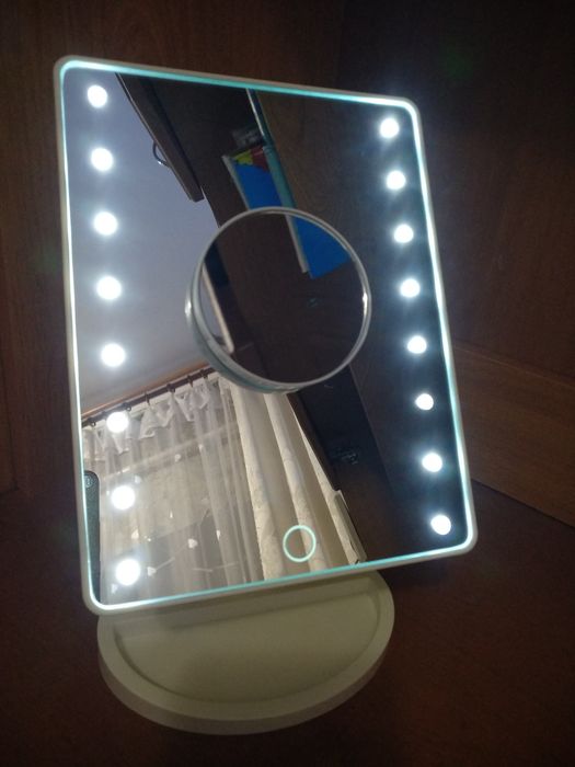 Косметическое зеркало с подсветкой; калькулятор