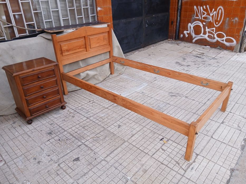Cama solteiro pinho com mesinha e colchão