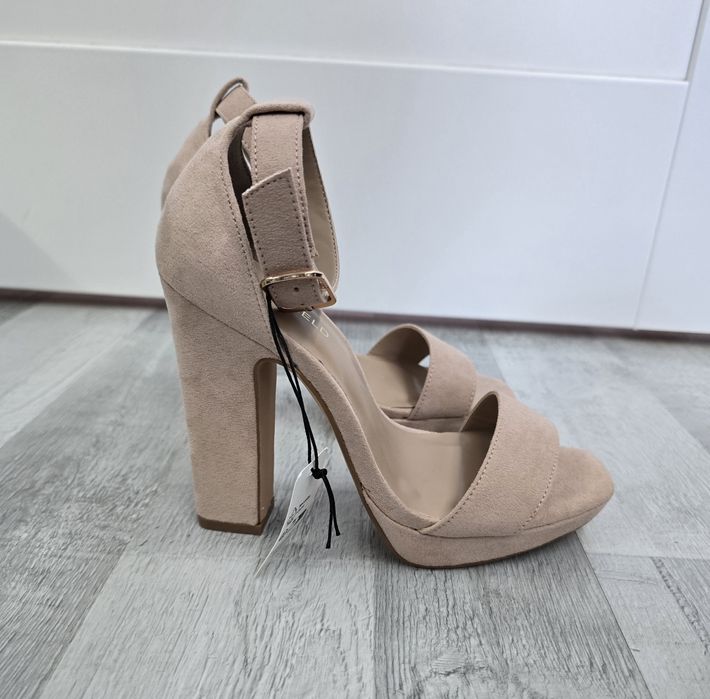 Nowe sandałki na słupku Anna Field rozm. 37