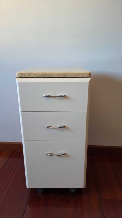Móvel com duas gavetas e uma porta