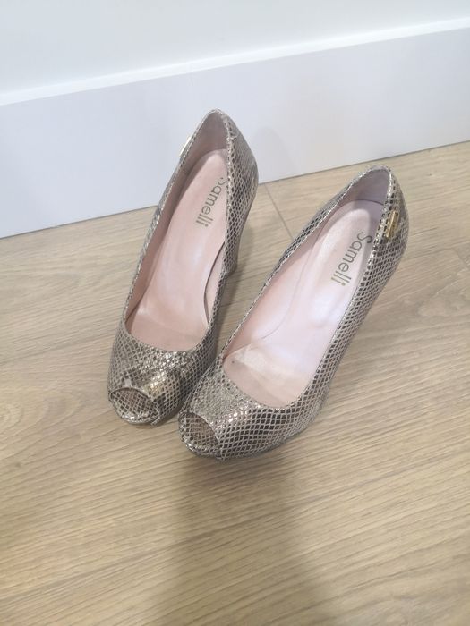 Stilettos da Samelli com padrão de cobra brilhante