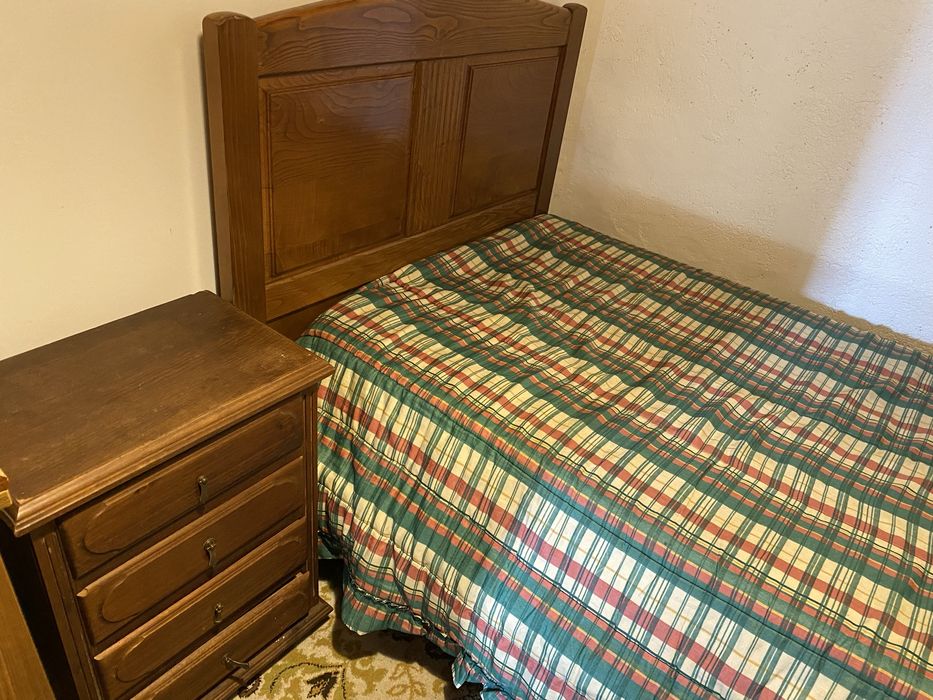Cama solteiro com oferta de mesa de cabeceira