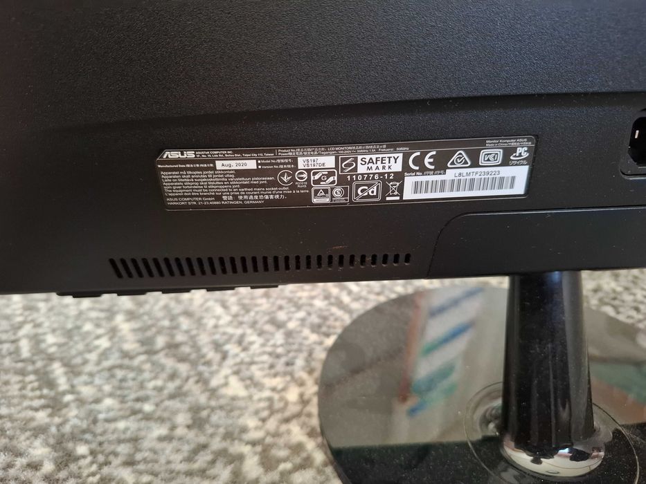 Monitor ASUS czarny.