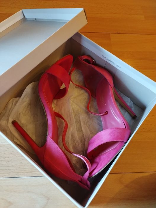 Szpilki fuksja rozm.38.
Coco Perla Paris