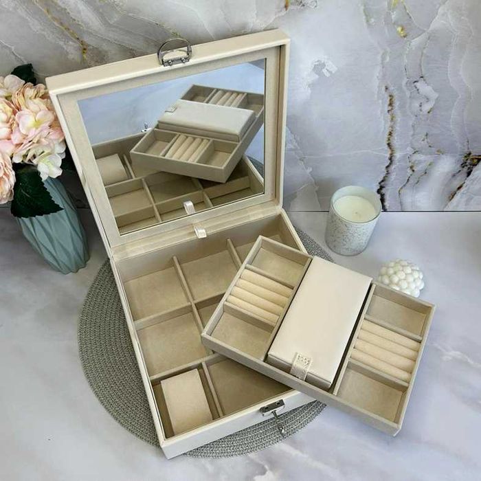 Шкатулка для прикрас на замку із дзеркалом 25х25х8,5 см бежева