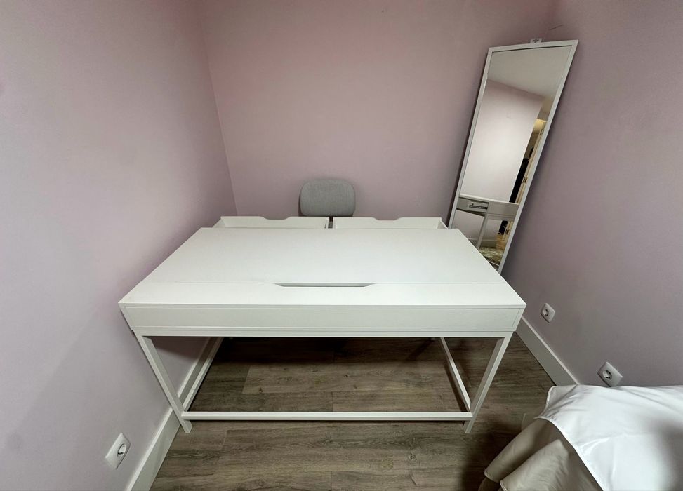 Secretária/Mesa de Escritório Branca com Gavetas