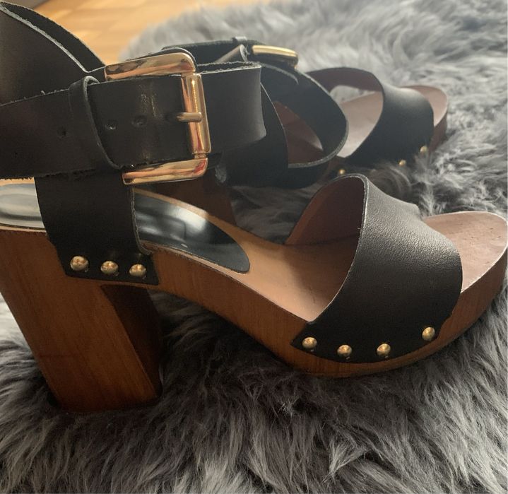 Sandały na drewnianej podeszwie