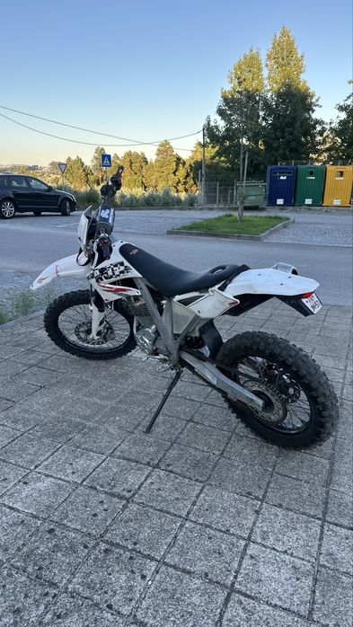 AJP 250 PR5 matriculada