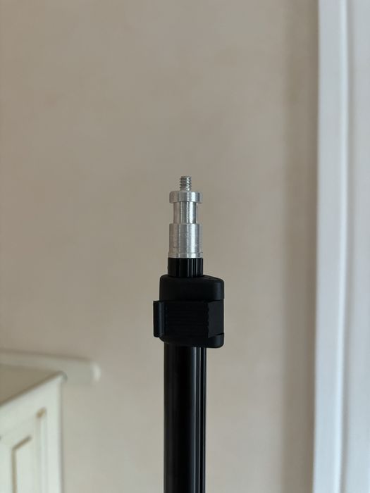 Штатив приблизно 2-3 метра