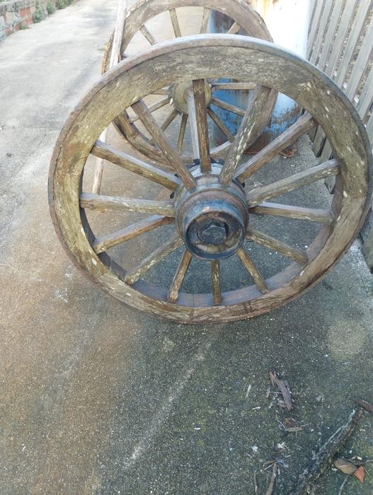 Duas rodas de carroça antiga.