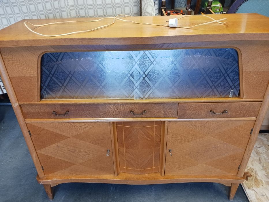 Kredens z szybką, podświetlany