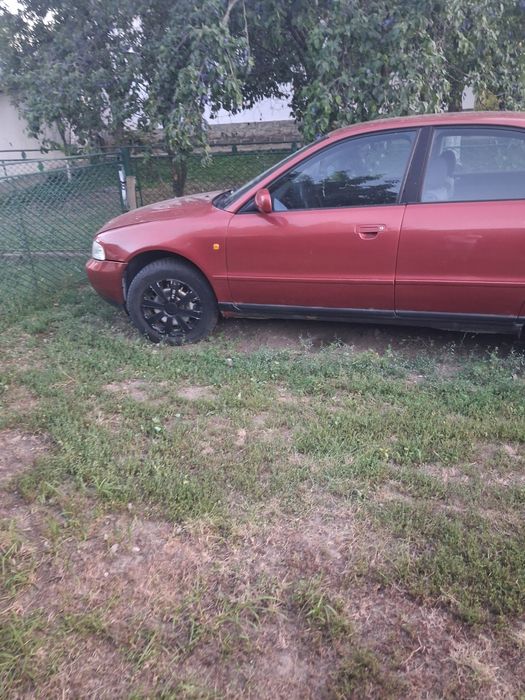 Продам гарне авто  Ауді А 4 Б 5  рік 97 з бензиновим двигуном 1.8.