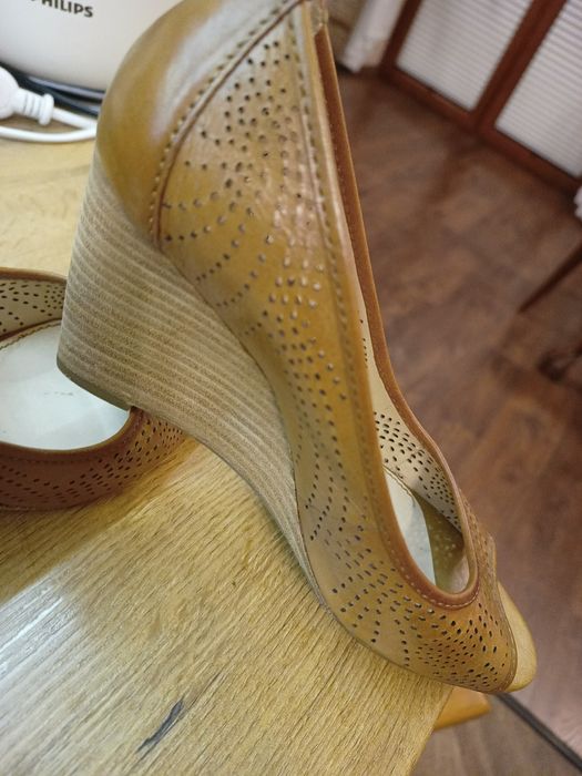 Buty na koturnie Franco Sarto 37