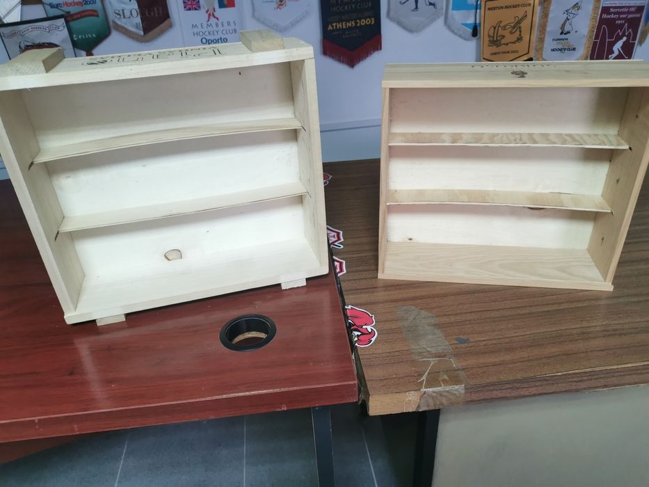 Seis pequenos expositores em madeira.